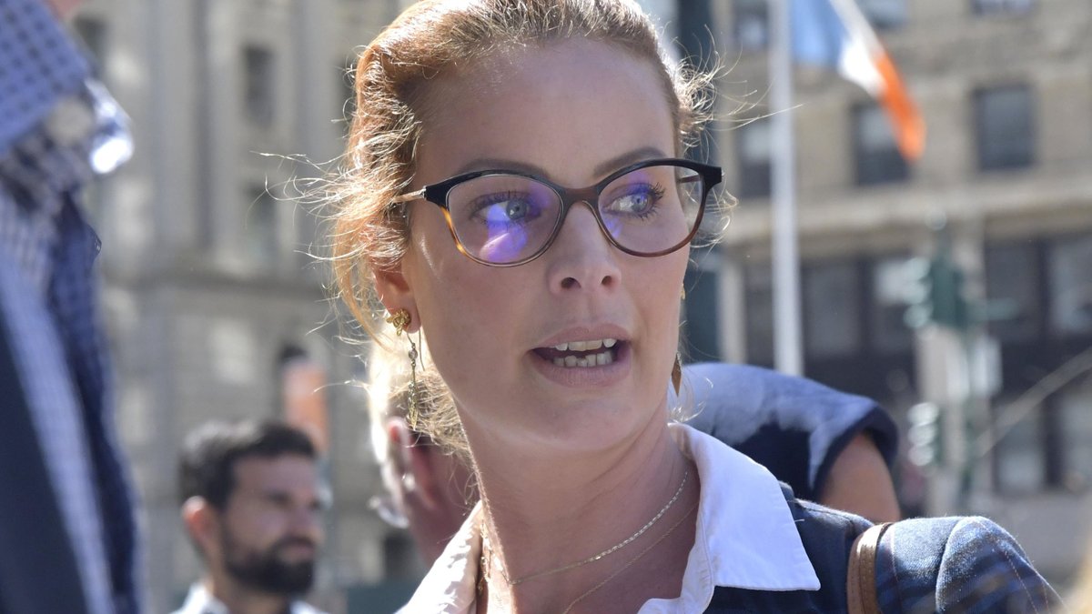 politvidchannel's tweet image. BREAKING: Epstein victim says there are tapes of Donald Trump that will force him to resign from the presidency