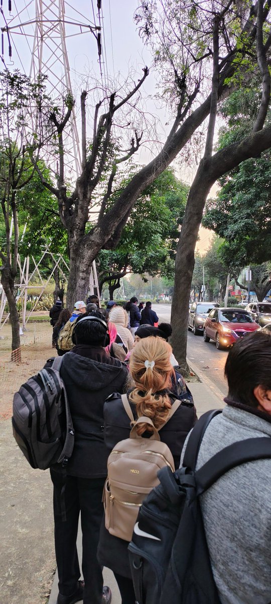 <a href="/nel4_93/">Carla R.</a> <a href="/AdrianRubalcava/">Adrián Rubalcava</a> <a href="/MetroCDMX/">MetroCDMX</a> <a href="/ClaraBrugadaM/">Clara Brugada Molina</a> Y no pares en el metro,en Taxqueña y tren ligero las torres que están sin servicio,el "plan emergente de apoyo"  de <a href="/STECDMX/">Servicio de Transportes Eléctricos CDMX</a> y <a href="/RTP_CiudadDeMex/">Red de Transporte de Pasajeros-RTP</a> es insuficiente,sin logística,día a día es lo mismo,llegar de las torres a tasqueña puede tomarte 32minutos!