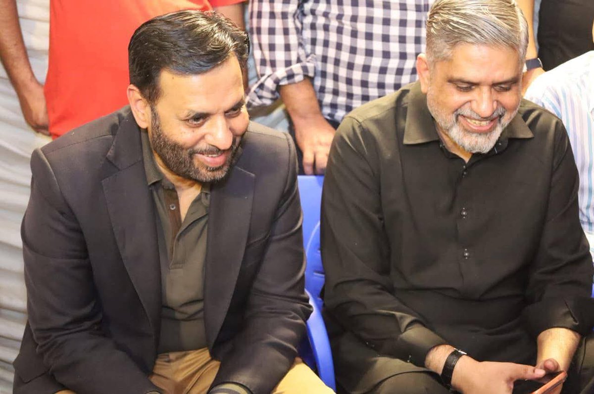 میں جھکا نہیں میں بِکا نہیں 
کہیں چُھپ چھپا کے کھڑا نہیں 
جو ڈٹے ہوۓ ہیں محاذ  پر 
مجھے اُن صفوں میں تلاش کر

کمال ہی کمال ہے
مصطفیٰ کمال ہے
#Karachi #Pakistan