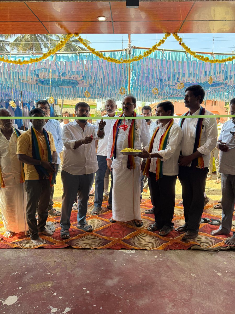 gdharishgowda's tweet photo. ಹುಣಸೂರು ತಾಲೂಕಿನ ಕರಿಮುದ್ದನಹಳ್ಳಿಯಲ್ಲಿ ಪ್ರಾಥಮಿಕ ಕೃಷಿ ಪತ್ತಿನ ಸಹಕಾರ ಸಂಘ ವತಿಯಿಂದ ನೂತನವಾಗಿ ನಿರ್ಮಿಸಲಾಗಿರುವ ಕಚೇರಿ ಹಾಗೂ ವಾಣಿಜ್ಯ ಗೋದಾಮಿನ ಕಟ್ಟಡವನ್ನು ಉದ್ಘಾಟಿಸಿದ ಕ್ಷಣಗಳು.
#GDHarishgowda #Hunsur #gdharishgowdaforhunsur #hunsurdevelopment https://t.co/Ps4N3hRkHB