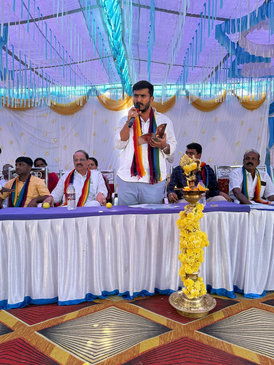 gdharishgowda's tweet photo. ಹುಣಸೂರು ತಾಲೂಕಿನ ಕರಿಮುದ್ದನಹಳ್ಳಿಯಲ್ಲಿ ಪ್ರಾಥಮಿಕ ಕೃಷಿ ಪತ್ತಿನ ಸಹಕಾರ ಸಂಘ ವತಿಯಿಂದ ನೂತನವಾಗಿ ನಿರ್ಮಿಸಲಾಗಿರುವ ಕಚೇರಿ ಹಾಗೂ ವಾಣಿಜ್ಯ ಗೋದಾಮಿನ ಕಟ್ಟಡವನ್ನು ಉದ್ಘಾಟಿಸಿದ ಕ್ಷಣಗಳು.
#GDHarishgowda #Hunsur #gdharishgowdaforhunsur #hunsurdevelopment https://t.co/Ps4N3hRkHB