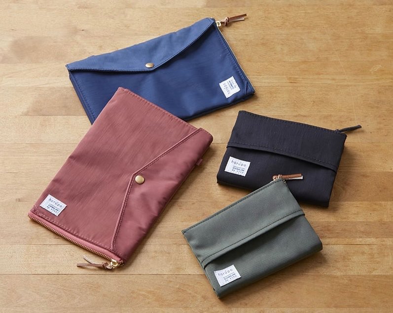 花粉症のみんなに届けー！お出かけの時に出るティッシュや細々としたごみを捨てられる「ホルポ」ごみ箱ポーチ。袋は交換できて衛生的、袋ティッシュやマスクも収納できますよ。kingjim.com/products/5730