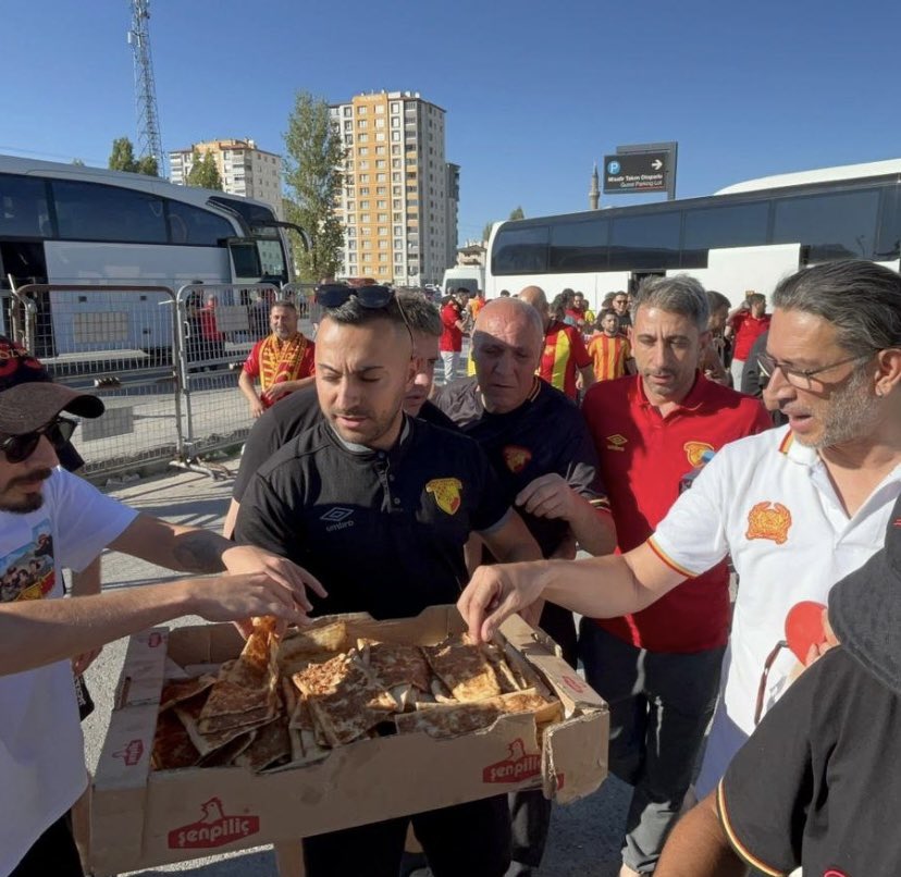 Otobüslerinizi Organize Sanayi’ye
park etmiştiniz.
Bozulan aracınızı <a href="/Erciyes38FK/">Solwie Enerji Kayseri Erciyes 38 FK</a> Bşk.
Aynı zamanda <a href="/KapaliKale/">Kapalı Kale</a> tribün liderimiz <a href="/dirgenaliahmet/">Ahmet DİRGENALİ</a> tamir ettirmiş talimatı ilede nacizane yemek organizasyonunu yapmış
Burak kardeşimize teslim etmiştim.
Bizde sizi unutmayacağız.❤️💛