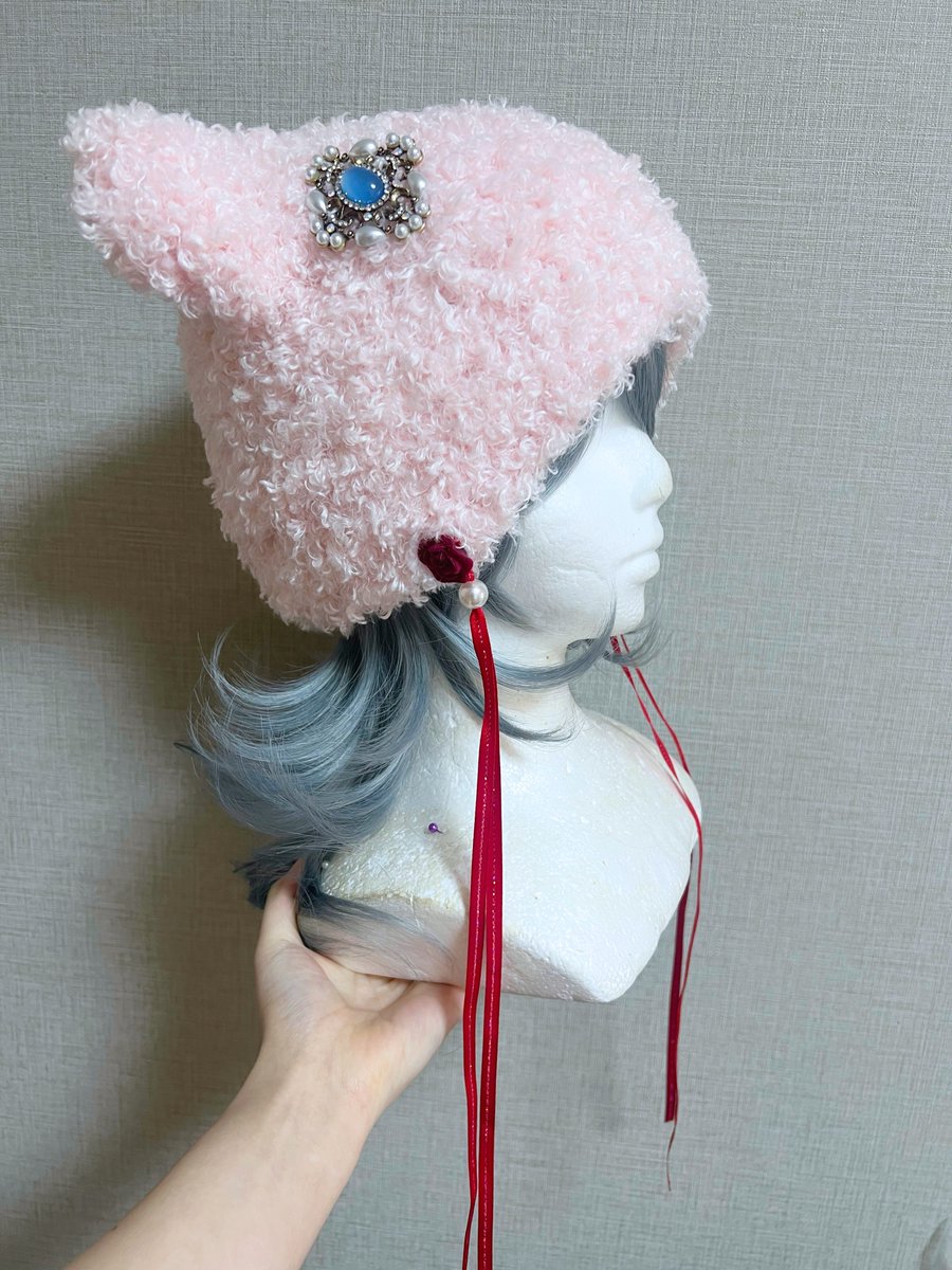 昨日夜ふかししてパゼオンカモチーフのニット帽編んだ🙌
プードルな糸らしくて手触りめちゃ良い！
リボン細いけどキラキラついてて可愛いよ
後ろにスリットと留め具つけたからまとめ髪してても被れる💪