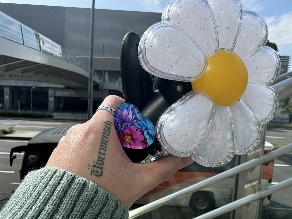 y_06cm1's tweet photo. アプグレなしで2階1列目はみやすい🥹🩵あとエキシビジョンの時我慢してたタトゥーシールいい感じ https://t.co/hTIQ02RF5J