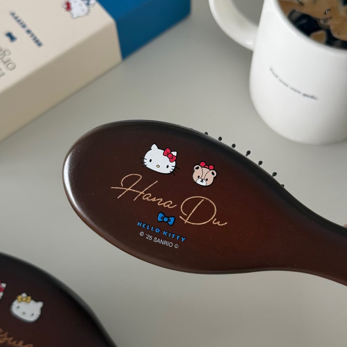 หวีแบรนด์นี้ พอสอจีนคือแมสมากๆตั้งแต่ปีก่อน พิเศษคือเป็น Combo Brush (ขนแปรง 2 แบบในอันเดียว)
•ขนไนลอน → ช่วยสางผมพันกัน
•ขนหมูป่า → ช่วยกระจายน้ำมันจากหนังศีรษะ ทำให้ผมเงา ลดชี้ฟู

ราคาเริ่ม 1290.-