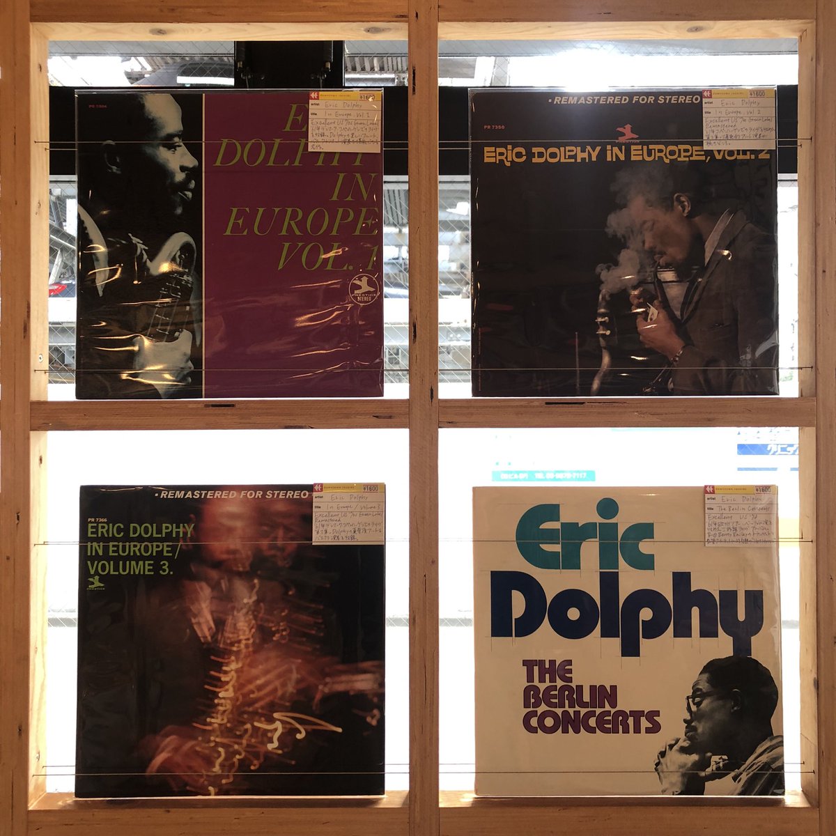 DTR_tokyo's tweet image. 昨日は代休でご不便をおかけしました。
元気に開店しております。
新入荷には謎めいた魅力のマルチリード奏者エリック・ドルフィーのレコードを。
選挙割は15日まで実施します。
自己申告でもOKなので投票者はご利用ください。