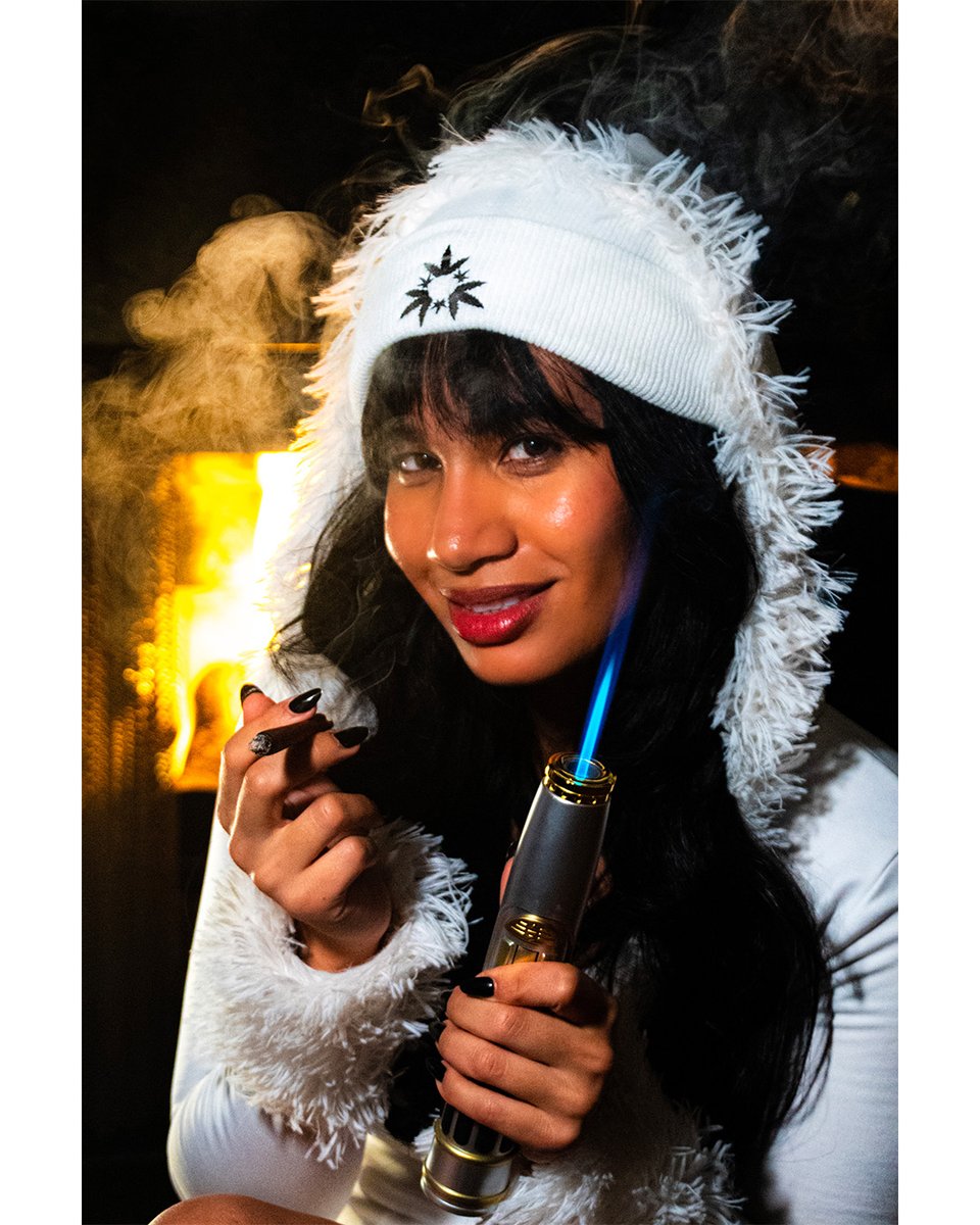 RollersRoyale's tweet photo. #Smokeshow n°2 #Ash &amp; #Ice 🔥❄️
https://t.co/DD1sfBZy7U
Alaska &amp; Morena La Chingona, our newest #Kush #Kittens 

Together they're repping #evertech @YHSsmoke @skunkproofbags @MJArsenal420 &amp; more! https://t.co/Pf2zSVjiXM