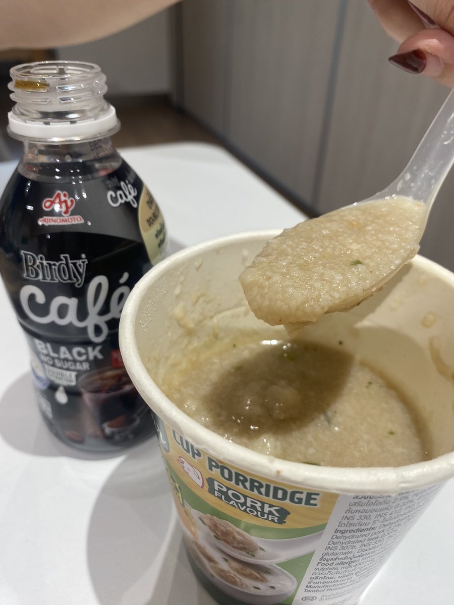 เมื่อคุณต้องรีบไปประชุมใน 5 นาที
ก็กินรวมไปเลยสิคะ กาแฟเข้ม+โจ๊ก จบๆ😂