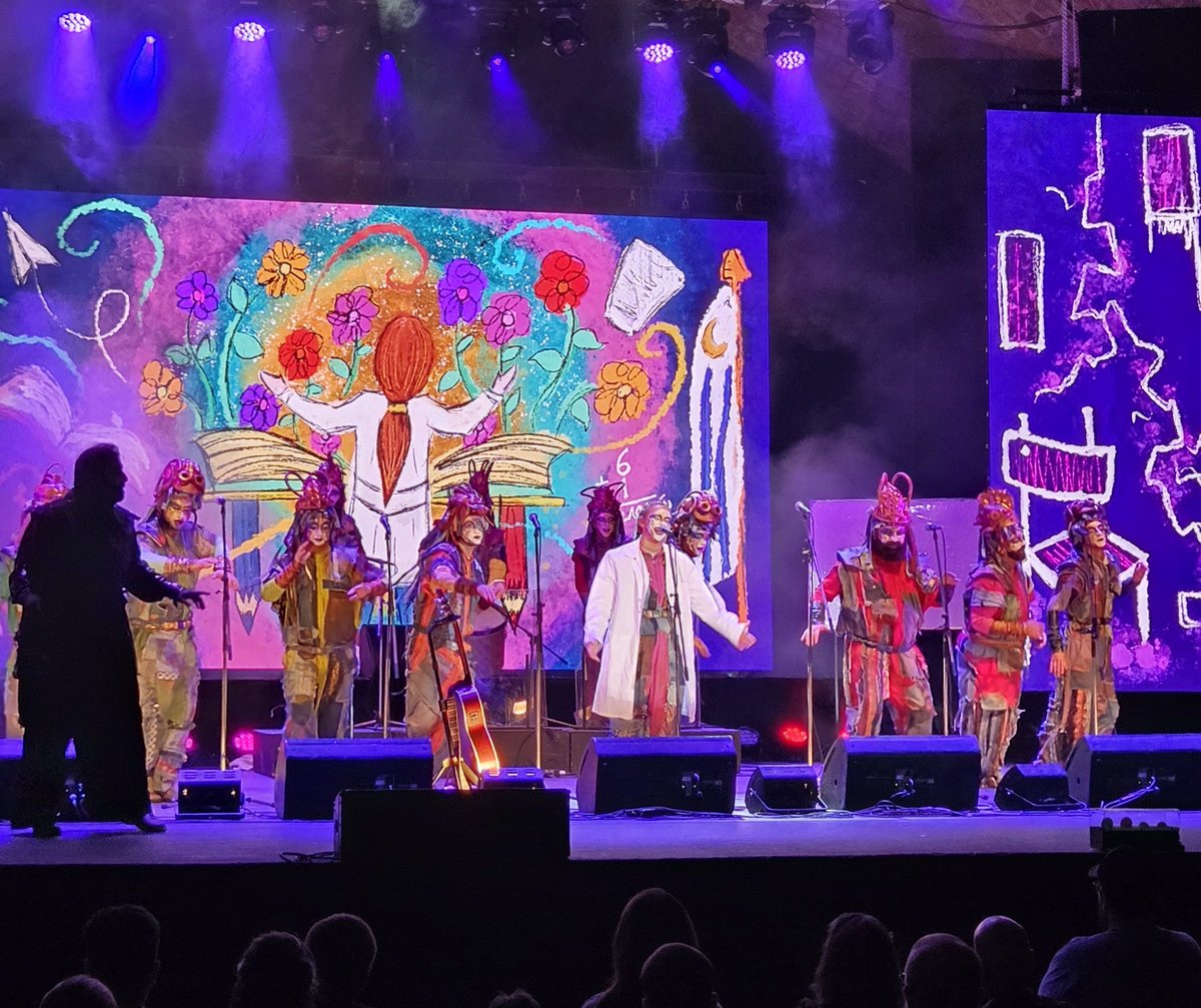 nachoarturaola's tweet photo. El cuplé de las maestras de La Trasnochada es uno de los mejores momentos de todo el carnaval. Logra conectar desde la emoción y la dura crítica social y educativa. El final con Lucia Fernandez dirigiendo la murga es muy simbólico. https://t.co/Gyo0DDzMUs