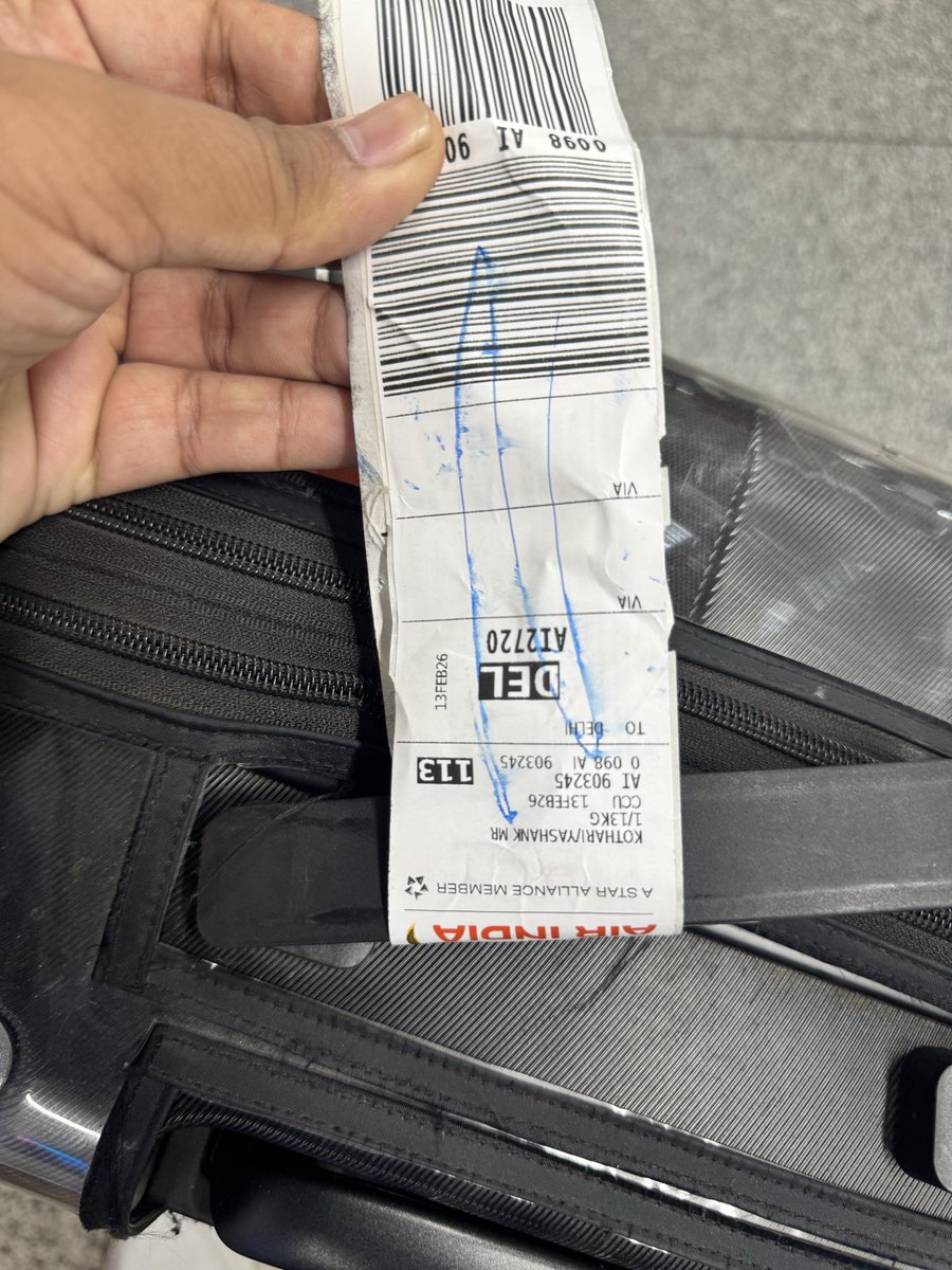 yashank_kothari's tweet photo. @airindia Was travelling from Calcutta to Delhi today , got my suitcase handle in a broken condition. Details available in the image. Kindly help https://t.co/CfXSLLNegQ