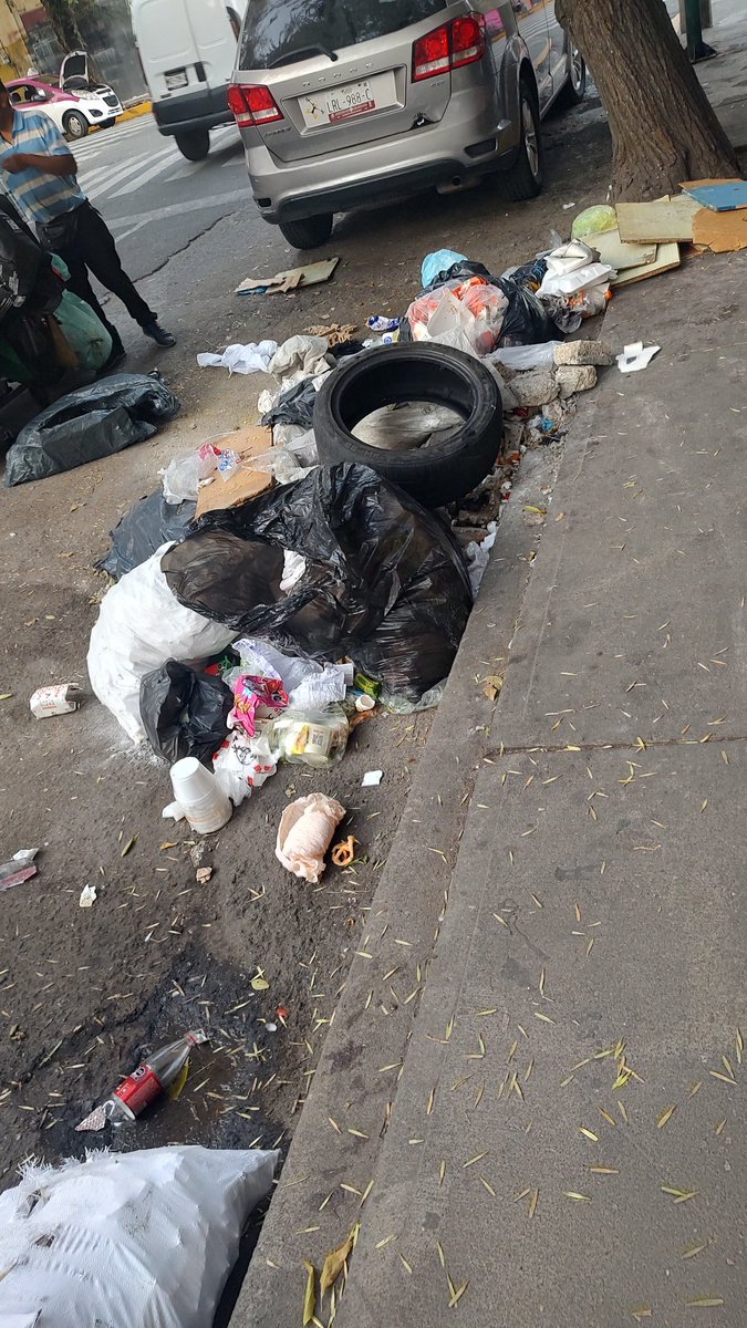 <a href="/FDoringCasar/">Federico Döring 🇺🇦</a> <a href="/AlessandraRdlv/">Alessandra Rojo de la Vega</a> <a href="/GobCDMX/">Gobierno de la Ciudad de México</a> <a href="/ClaraBrugadaM/">Clara Brugada Molina</a> 🤣🤣🤣🤣🤣! Qué ridiculez, la tiktokera tiene DESTROZADA  a la Alcaldía Cuauhtémoc y deliran que gobernará CDMX 🤣🤣🤣🤣🤣🤣  Así "lucen" los alrededores del edificio de la propia Alcaldía, llenos de prostitución, baches, basura, fauna nociva y malvivientes.