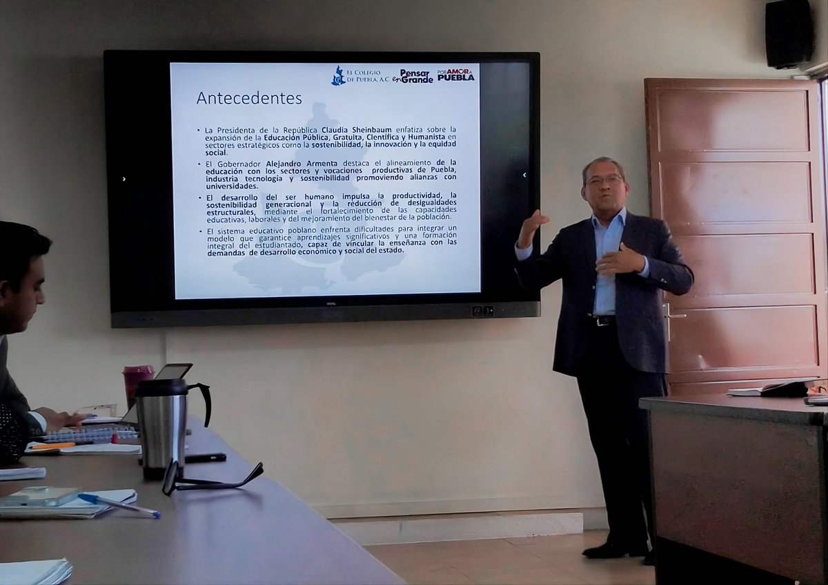 🤝 El Ing. Alberto Jiménez Merino <a href="/jimenezmerinomx/">A Jiménez Merino</a>, Presidente de El Colegio de Puebla, A.C., encabezó este día una reunión con el personal de la institución para revisar las propuestas de trabajo y líneas de acción en materia de educación, investigación y capacitación continua.