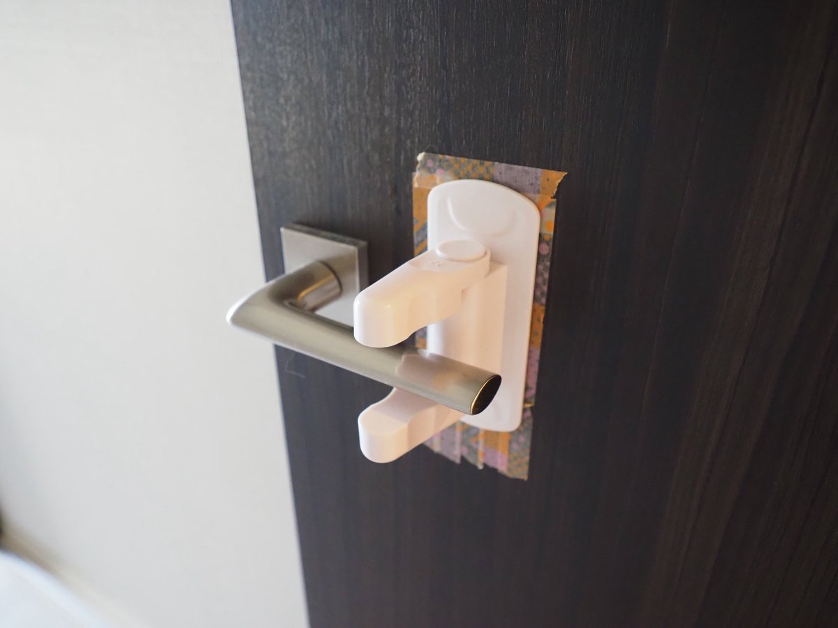 ellyestate's tweet photo. ベビーガードやチャイルドロックの後処理。
本日拝見した物件に扉のチャイルドロックが設置されていました。
すごいなぁと思ったのは両面テープの下にマスキングテープが貼られていました。
剥がしたときに傷がつきにくいように。
お子さんが大きくなったときのことを考えてなのか、はたまた転居を予期していたのか。
いずれにしてもよいご判断になりそうです（きれいに剥がれそう）。