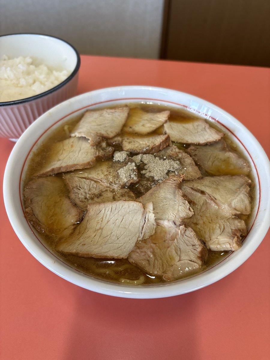 2UkMMWDyhg's tweet photo. すっかりポストご無沙汰マンです😅
帯広生活も早一年が経ち、昔との違いに戸惑いながらも元気に過ごしております。
大好きだったお店が多数閉店してたり様変わりしてますが､､､今でも変わらない味、お店が残っている事に有り難く思う今日この頃。
今日も美味しいラーメンにパワー頂きました。 https://t.co/9KGogZ49uj
