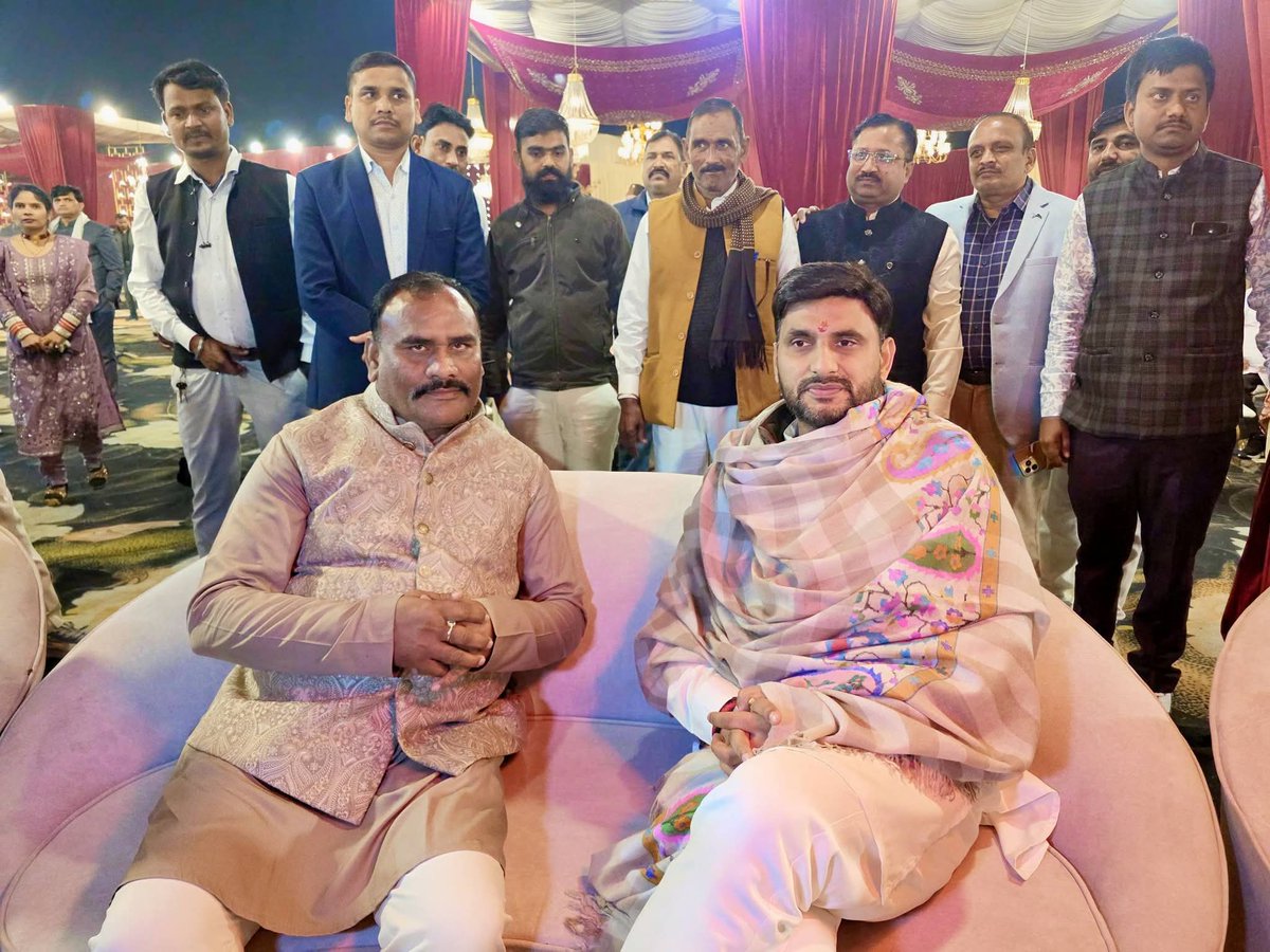 NeerajSinghSays's tweet photo. कल देर रात्रि जनेश्वर मिश्र पार्क में श्री शिव दर्शन जी की बहन रूचि यादव के विवाह समारोह में उपस्थित होकर अपनी शुभकामनायें प्रेषित की। https://t.co/vH1uyiJzrR