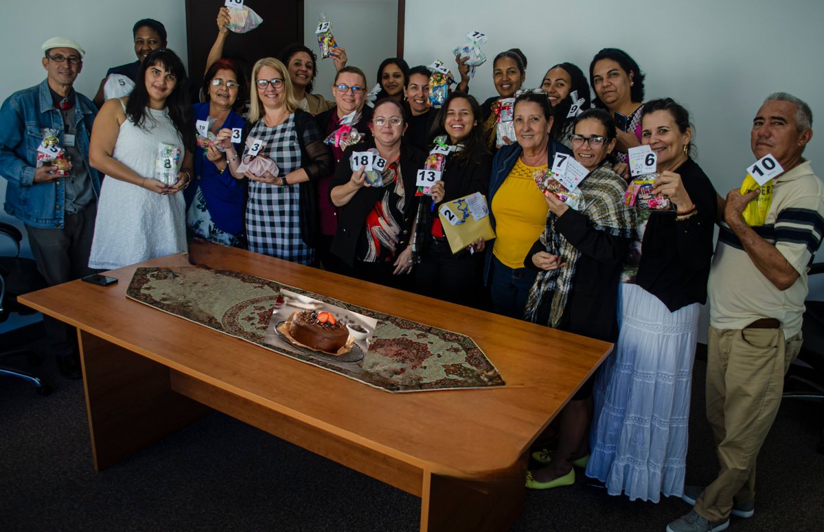 En BICSA celebramos el Día del Amor y la Amistad con dulces gestos que fortalecen la unión y el respeto entre colegas 💙🍬 
#OrgulloBICSA #EquipoUnido
#AmorYAmistad