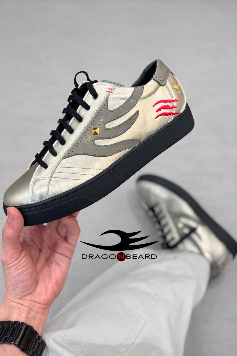 TOPtoTOP14's tweet photo. ドラゴンベアード25周年を記念した限定モデル
DB-1008 PENTA GOLD/KHAKI

アッパーには上質なレザーを採用し、
ゴールドとカーキを組み合わせた
落ち着きのあるカラーリングに仕上げている。

数量限定での展開となります。

#dragonbeard #ドラゴンベアード
#gold #japan #toptotop https://t.co/k45CCnm2ad