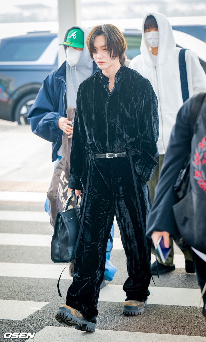 วอนบินไปช็อปปิ้งมาวันก่อนแล้วมีบรีซบอกให้ใส่ตอนบินไปไทยให้ดูหน่อย คือชุดนี้เลยมั้ย จั๊มสูทผ้ากำมะหยี่มีดีเทลเป็นเชือกยาวๆ ห้อยลงมาตรงที่ใส่เข็มขัด เริ่ดมากแฟชั่นเบ้บไม่เคยทำให้ผิดหวังเลย ദി´ ▽ ` )