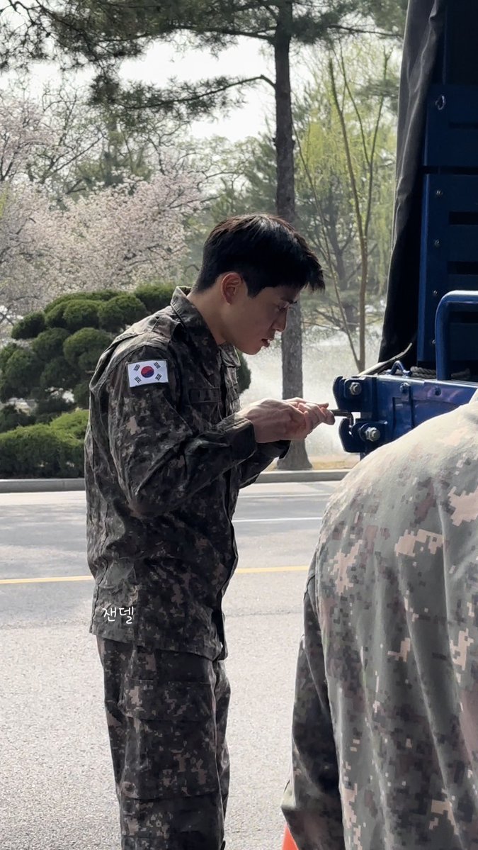 아니 사진고르려고 오랜만에 갤러리 정독하는데 
< 이런 읍스한사진 옆에 압도적 보바 한명 있어서 웃음🤣