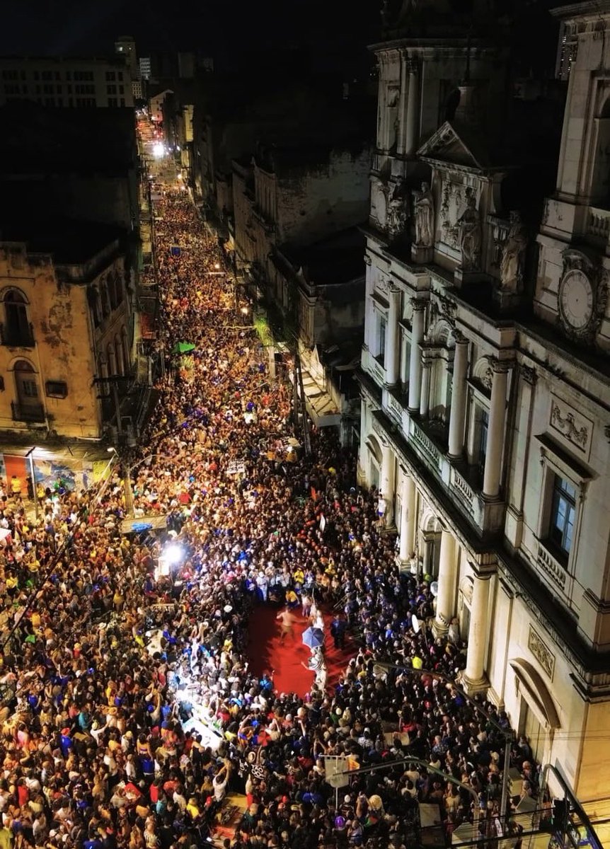 kmendoncafilho's tweet photo. OS GUERREIROS DO PASSO e o ESCUTA LEVINO com a ORQUESTRA POPULAR DA BOMBA DO HEMETÉRIO na sua maior noite na quinta-feira de Carnaval no Recife. A coisa mais linda. 

O artista francês Didier Zakine trouxe para o Recife um pedaço grande do tapete vermelho descartado pelo Festival de Cannes. O mesmo tapete no qual os Guerreiros se apresentaram em maio do ano passado, na première de O Agente Secreto. Como eu queria ter visto isso de perto! ♥️ @Festival_Cannes