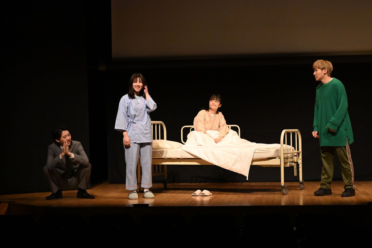 stage_natalie's tweet photo. 「混頓」第8弾が上演中、GENERATIONS小森隼・渡邉美穂・牧島輝・蛙亭イワクラが出演（舞台写真 / コメントあり）
https://t.co/dxkttQhfWh https://t.co/wjlh5hULHI