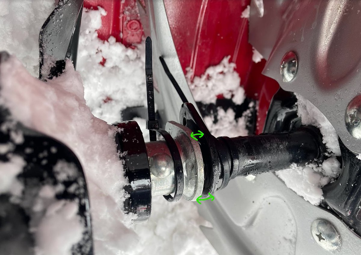 純正ネジ買って来たが、ポン付けすればいいという症状では無いような…なんか板と板の間が遠いんだよな 