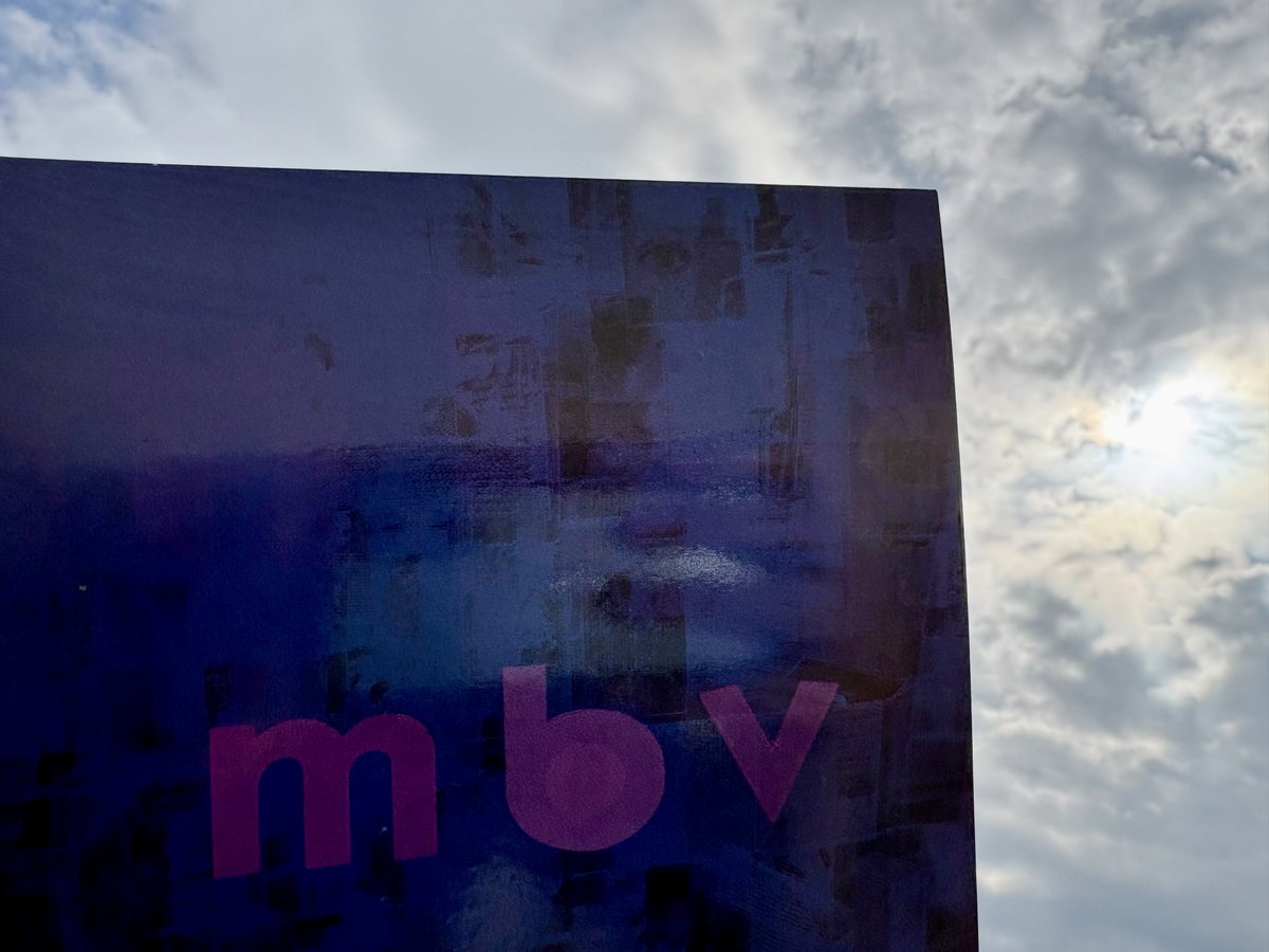 🕯️2月のExit Musicは本日開催🌙
今宵もロックで乾杯しましょう。みなさん良い週末をお過ごしください。
（画像はmbvと今日の空）