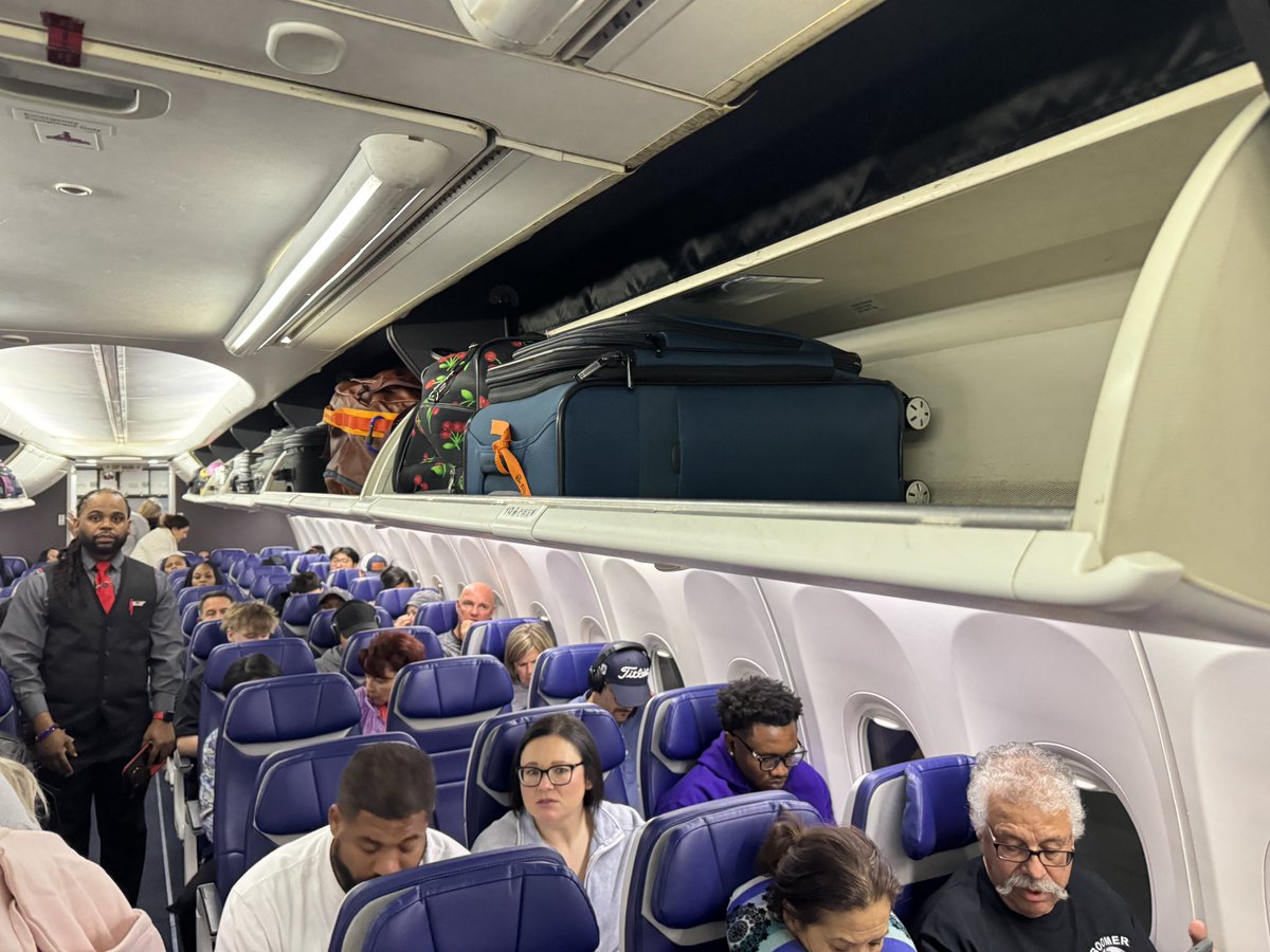 VetAdventurer's tweet photo. Seriously, @SouthwestAir? We were lit-er-a-ally FORCED to gate check our bags. The gate agent stopped boarding and refused to let anyone on until groups 7 and 8 went BACK to customer service and checked our small carry-ons. 1/2 https://t.co/JoqRUOp6f6
