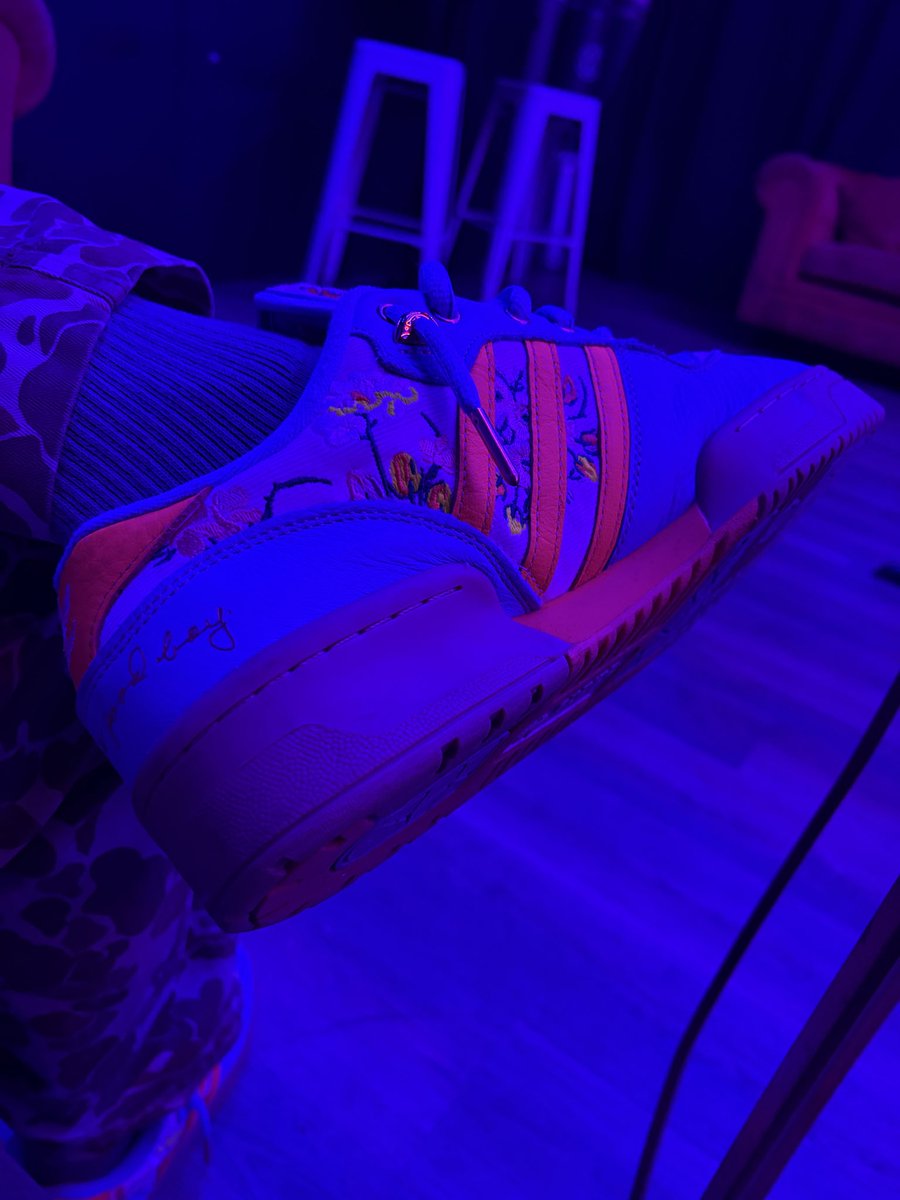 Da_Berdman_007's tweet photo. Oh shit, I been traveling today! adidas x UNHEARDOF Rivalry Low ‘Grandma’s Couch’ today 👵🛋️💐

What’s on your feet tod…tonight? #woyft https://t.co/k8fhpEj0aV