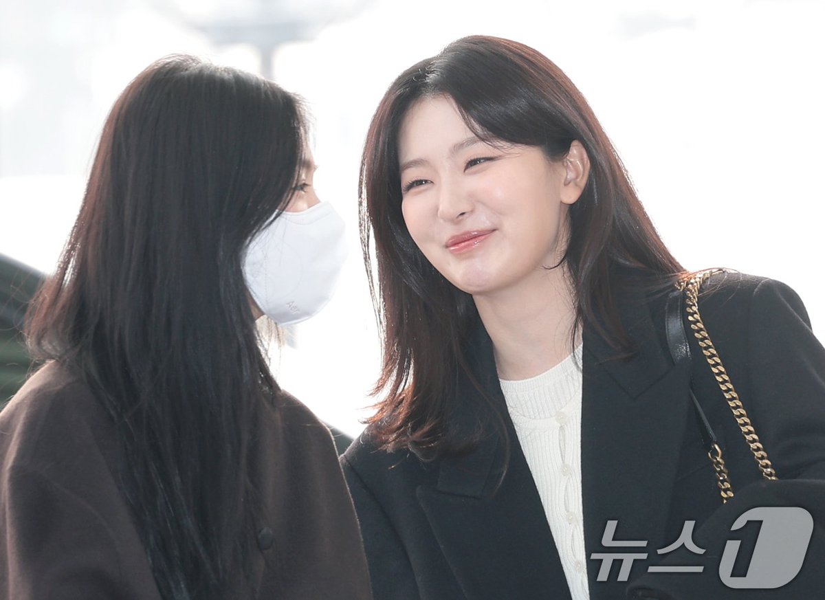 seurrene_'s tweet photo. "눈만 봐도 알아요"

this reporter must know something i don't 👁️👁️ https://t.co/FB2VhEuzAb