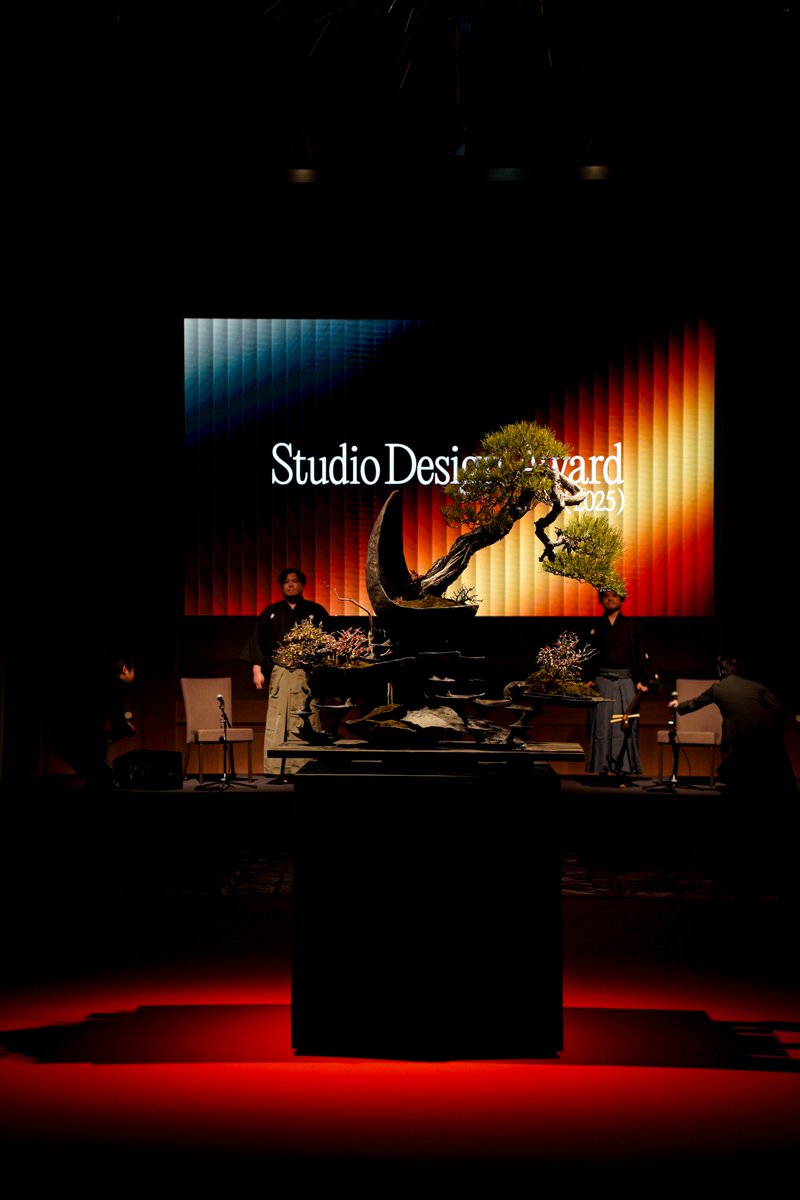 StudioDesign's tweet photo. 🏆 #Studioデザインアワード
【開幕しました】

世界を舞台に活躍されている盆栽師 平尾成志さんと、フジロックフェスティバルなどへの出演されている三味線奏者の寂空さん、そして津軽三味線山中流名取師範の谷川さんによる圧巻のオープニングパフォーマンスからスタート。

300サイトを超えるエントリーの中から、栄えあるグランプリに輝くのはどのサイトになるのか。受賞結果発表まで、どうぞお楽しみに！
