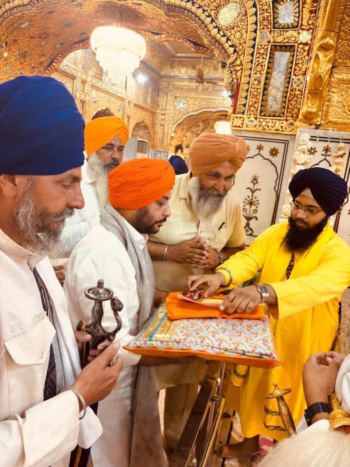 RaminderAwla's tweet photo. ਗੁਰੂ ਸਾਹਿਬ ਦਾ ਸ਼ੁਕਰਾਨਾ l
ਸੱਚਖੰਡ ਸ੍ਰੀ ਹਜ਼ੂਰ ਸਾਹਿਬ ਵਿਖੇ ਨਤਮਸਤਕ ਹੋਕੇ ਗੁਰੂ ਸਾਹਿਬ ਜੀ ਦੇ ਚਰਨਾਂ ਵਿੱਚ ਹਜ਼ੂਰੀ ਭਰੀ ਅਤੇ ਸਰਬੱਤ ਦੇ ਭਲੇ ਲਈ ਅਰਦਾਸ ਕੀਤੀ ll
#WMK 
#SarbatDaBhala https://t.co/4eHJGTeLml