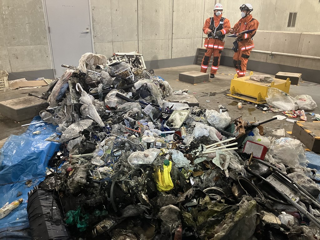 Hamamatsu_PR's tweet photo. 天竜エコテラスのもえないごみピットで火災が発生⚠️

火災により清掃工場でごみ処理ができなくなると収集を行えなくなり、市民生活に多大な影響を与えます。

スプレー缶・リチウムイオン電池・ライターなどは「特定品目」へ分別してください。

https://t.co/qwFi122DiY

#浜松市 https://t.co/OHUsAmOSx8