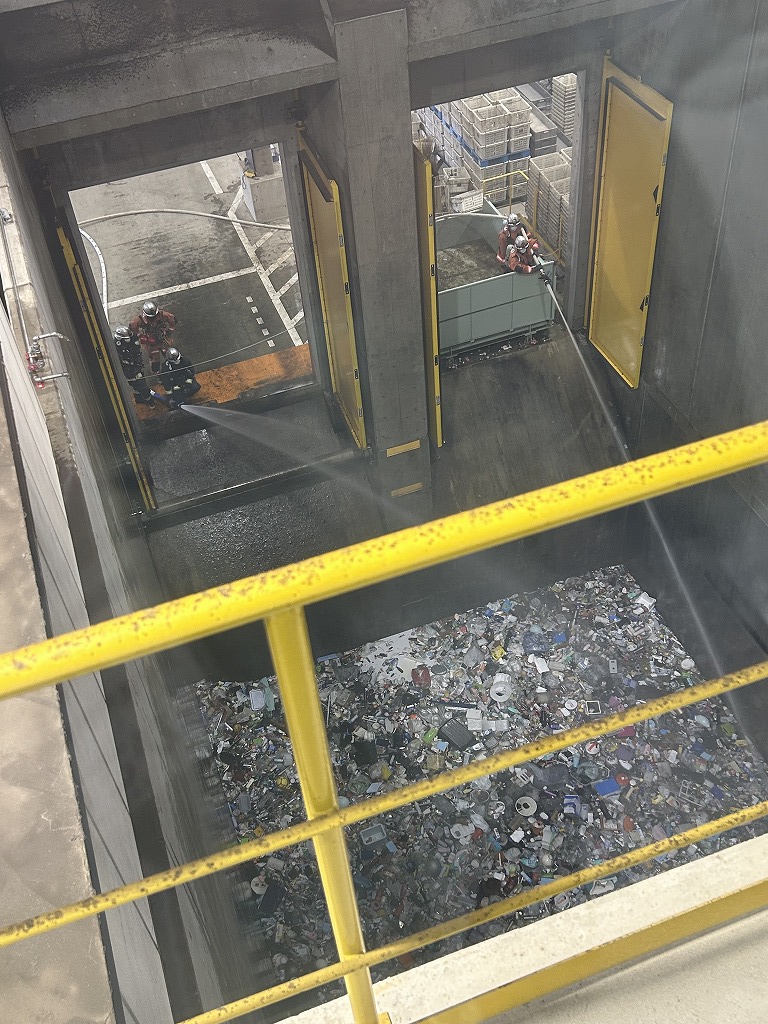 Hamamatsu_PR's tweet photo. 天竜エコテラスのもえないごみピットで火災が発生⚠️

火災により清掃工場でごみ処理ができなくなると収集を行えなくなり、市民生活に多大な影響を与えます。

スプレー缶・リチウムイオン電池・ライターなどは「特定品目」へ分別してください。

https://t.co/qwFi122DiY

#浜松市 https://t.co/OHUsAmOSx8