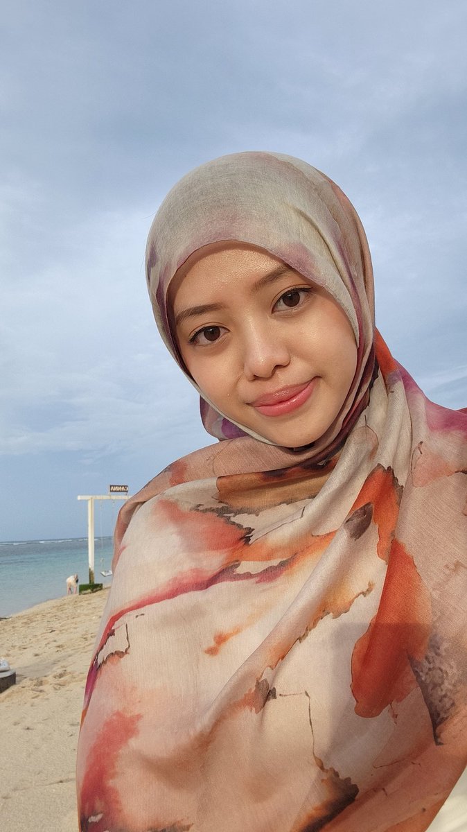 Eh kocak, SEA itu mostly negara tropis, oon. Avg SEA have uneven skin tone bcs it's super hot here, but it doesn't make us ugly, sorry yeee
Also the sunlight here can make the photo look different, kamera geser dikit beda skintone
Lu kl kg ngerti mending diem, syibal