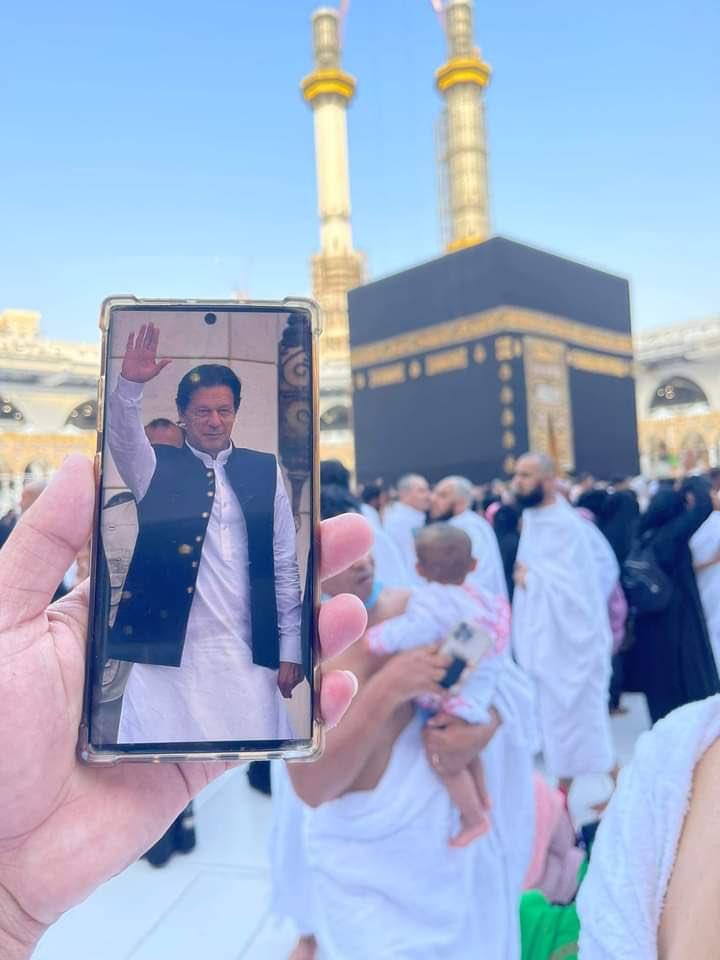 السلام علیکم، جمعہ مبارک
یا اللہ پاک عمران خان کی آنکھ کا نور سلامت رکھنا اور اسے صحت عطا فرما، آمین