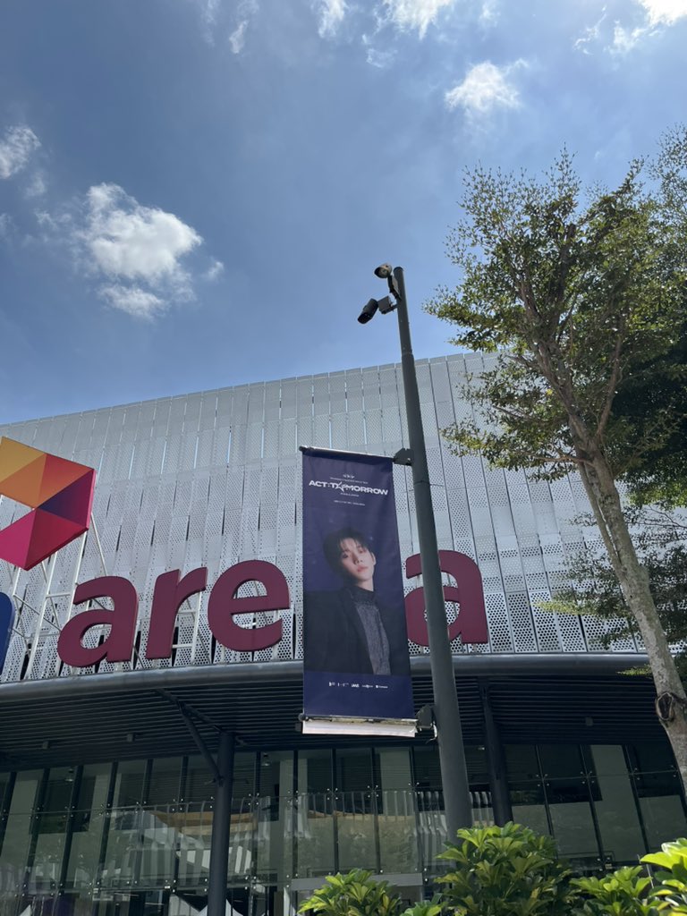 soobiix's tweet image. #TXTinKL the banners are up omgg (the bigger one tadi diorang baru salotape board besar hahaha) +