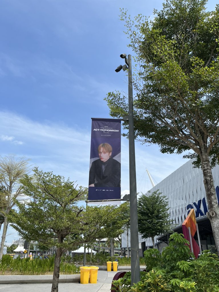 soobiix's tweet image. #TXTinKL the banners are up omgg (the bigger one tadi diorang baru salotape board besar hahaha) +
