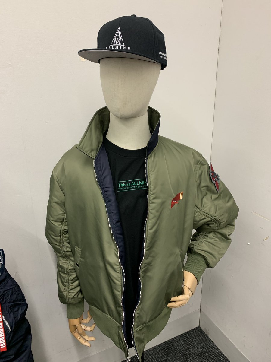 オールマインドの帽子とシャツでレッドガンのフライトジャケットでワッペンがイグアスとかいうあまりにも分かっている展示があった