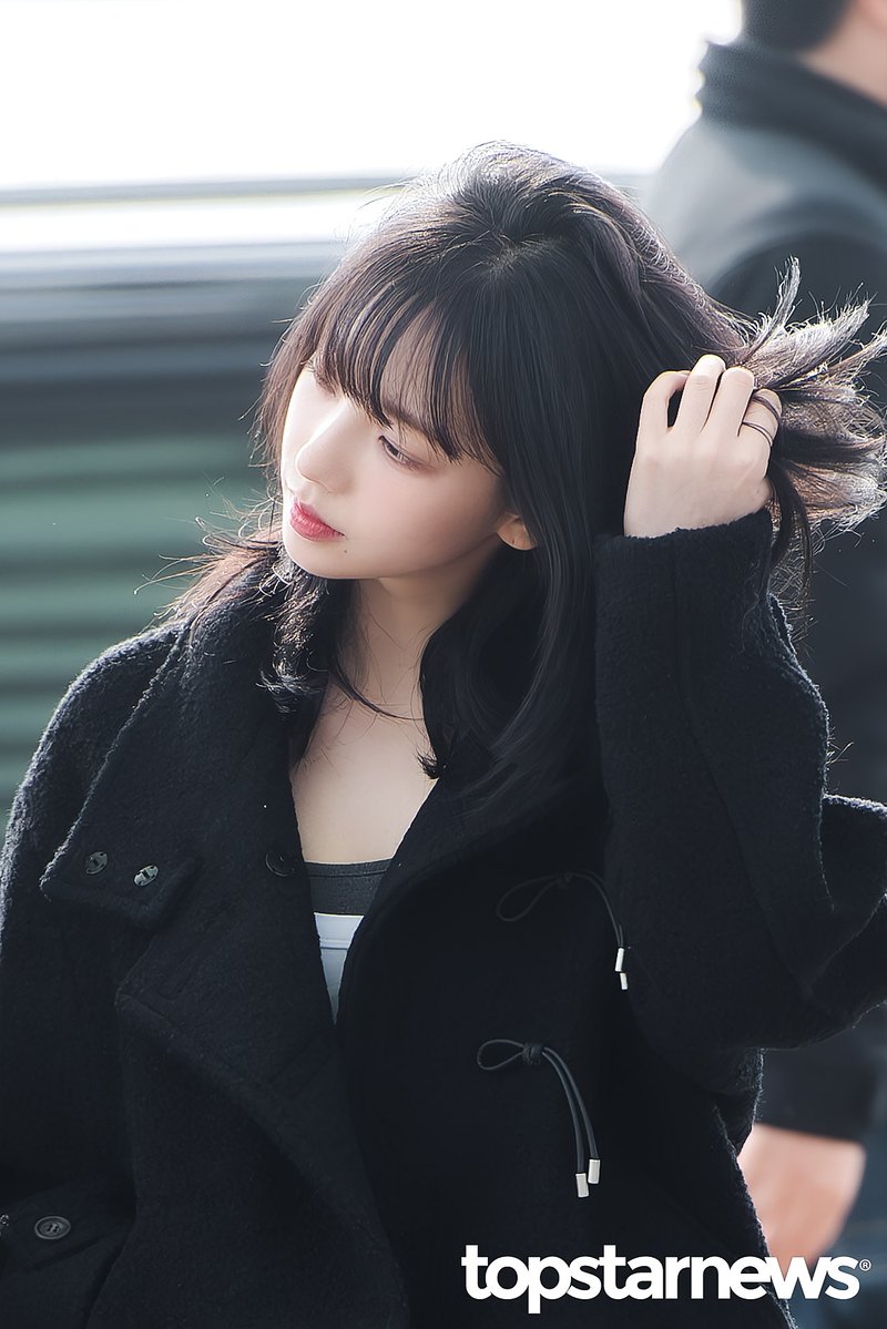 [HD포토] 에스파 카리나, ‘여자의 악마’ (인천공항 출국) #인천공항 #출국 #입국 #프리뷰 #에스파 #aespa #카리나 #KARINA topstarnews.net/news/articleVi… <- Original Photo