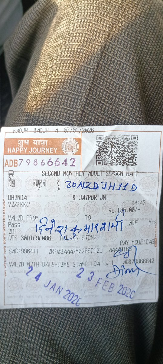 dineshdhindha's tweet photo. 79601 पिछले 25 मिनट से jp आउटर पर खड़ी है और यह रोजाना का काम है यात्री परेशान है 
दैनिक यात्रियों को काम पर जाने की देर 
विद्यार्थी को कॉलेज जाने की देर 
अन्य यात्रियों को अपने गंतव्य पर जाने की देर 
लेकिन विभाग मौन https://t.co/aW7m1DN2gE