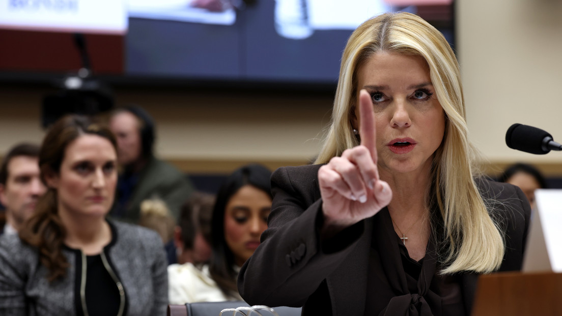 Las víctimas sobrevivientes de la red criminal de Jeffrey Epstein denunciaron que el Departamento de Justicia de EEUU, bajo la conducción de la fiscal general Pam Bondi, busca silenciarlas mediante la divulgación pública de sus nombres en archivos vinculados al caso.