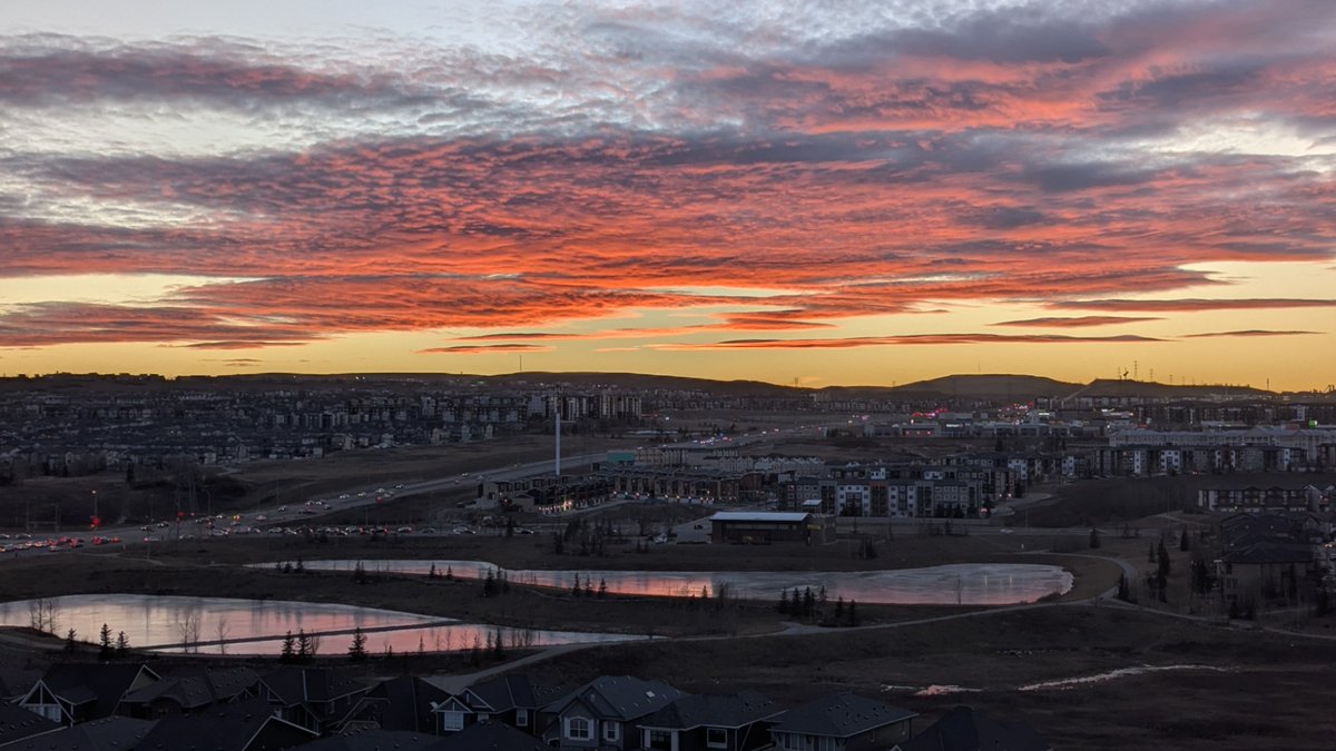 CTVCalgary's tweet image. Our slow temperature decline starts now
The weather will still be on the warm side for the rest of the week, but Friday will kick off our slow temperature decline.
@CTV_Danielle has more. #yyc #calgary ctvnews.ca/calgary/video/… 
(Image courtesy John Roberts)