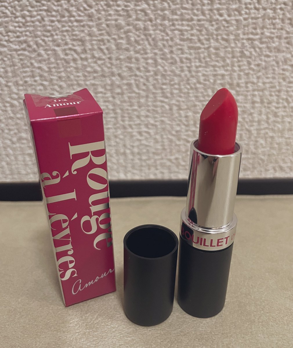 担当編集さんからもらったバレンタインチョコを自慢させてください!!!!!!!口紅もチョコなの素敵すぎる!!!!!!すごいー!!!!!!✨✨✨ 
