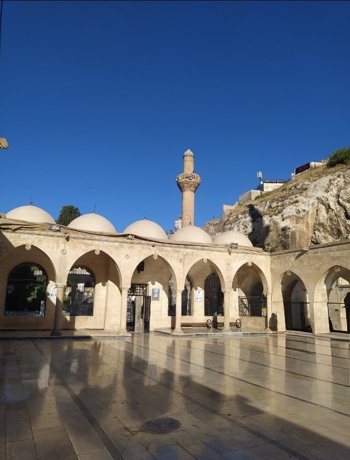 Su kaçmak istese buhara, tutunmak istese buza dönüşür. Ya insan?

#Günaydınnn
#Hayırlı_Cumalar