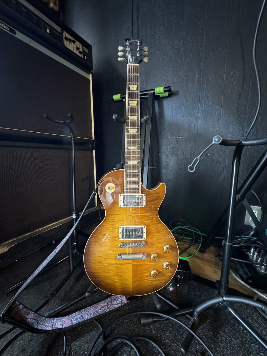 MelissaApis88's tweet image. #みんなのレスポールを見せて 
#gibson  #MelissaApis  
手元に来てから33年が経過。素敵な相棒です🐝