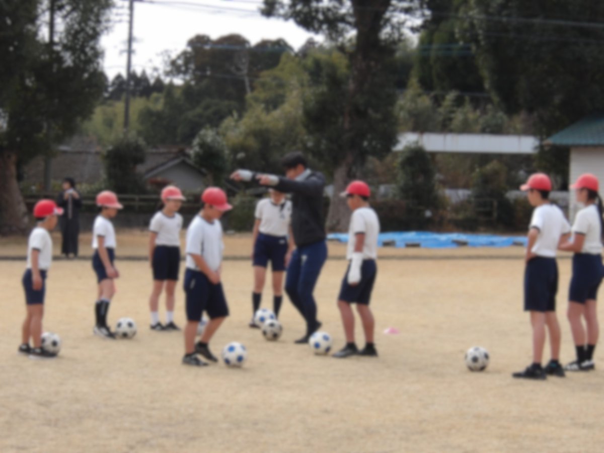 ooguro_esc's tweet photo. ２月９日・１０日
３～６年生は、体育でサッカーをしました。この日は特別に鹿屋体育大学サッカー部の方々がスポーツボランティアとして指導してくださいました。ゲーム形式で楽しみながらサッカーができました。１６日もあります。楽しみですね。 https://t.co/ib4miifajC