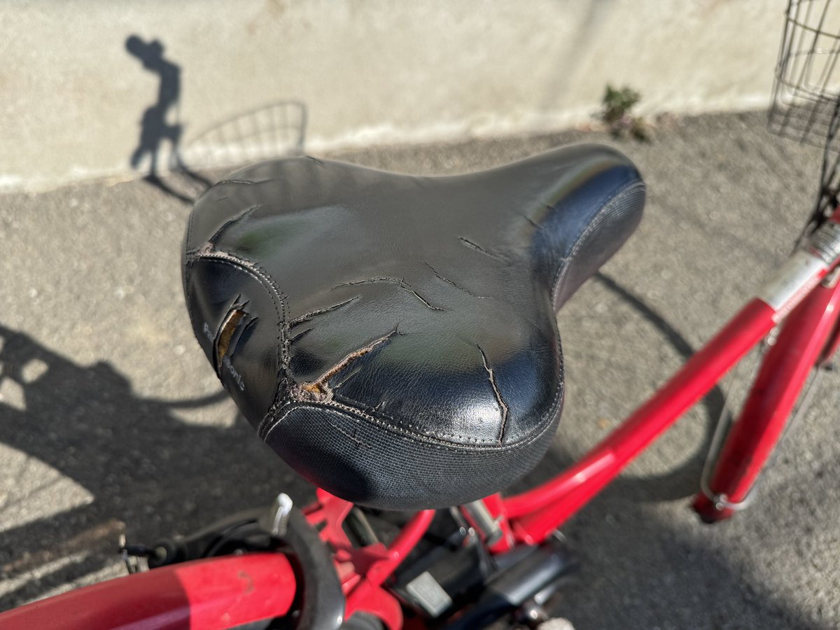 本日は大和本店にて勤務しております🐿️ 錆びついた古い電動自転車を