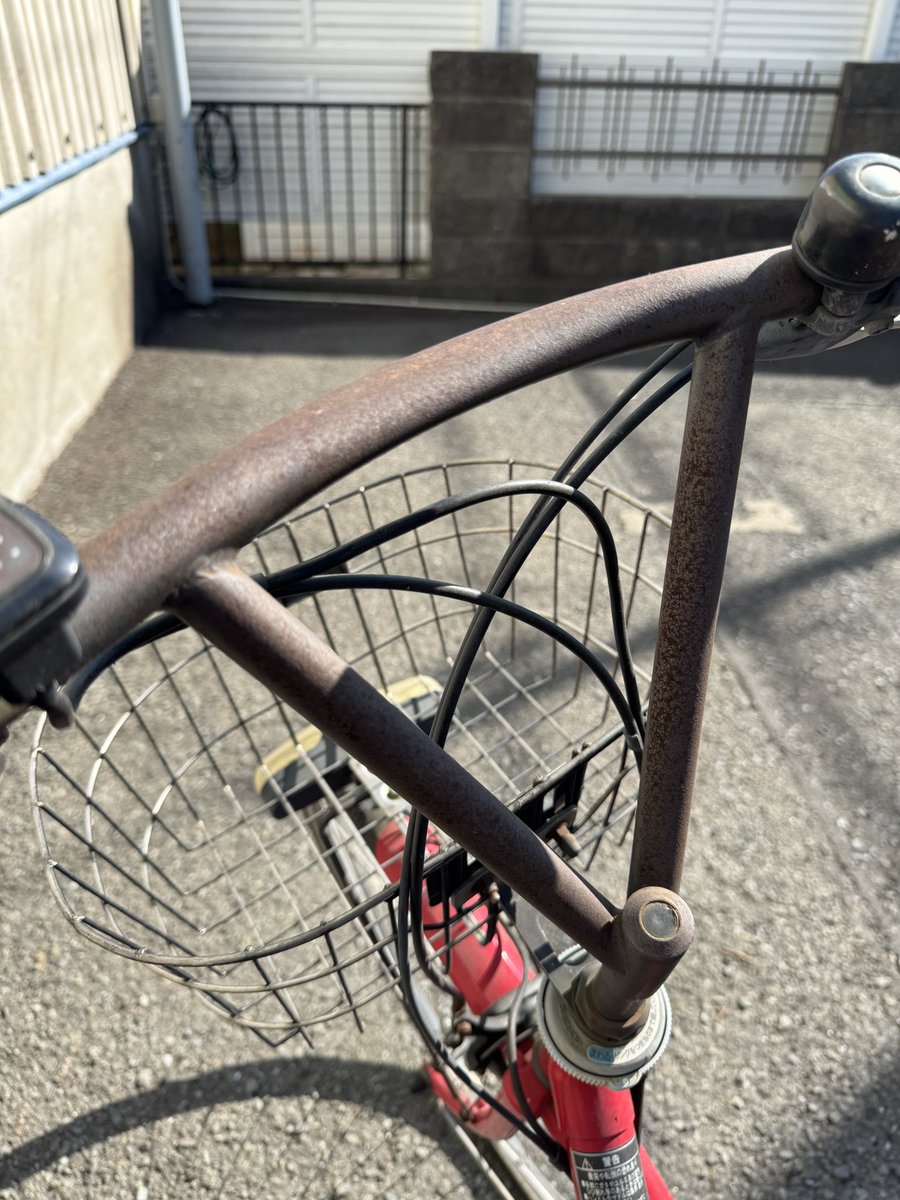 本日は大和本店にて勤務しております🐿️ 錆びついた古い電動自転車を